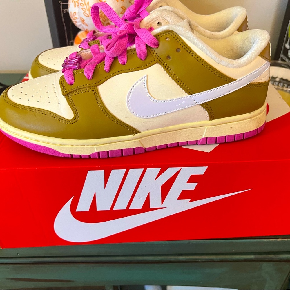 2024
Wmns Dunk Low SE 'Dance Pack - Bronzine Pink'